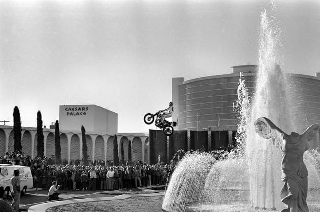 Image: Un motocycliste sautant le Caesar's Palace